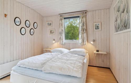 ein weißes Schlafzimmer mit einem Bett und einem Fenster in der Unterkunft Lovely Home In Fars With Kitchen in Farsø