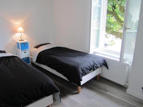 Un pat sau paturi într-o cameră la Côté Jardin