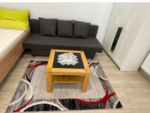 ein Wohnzimmer mit einem Sofa und einem Couchtisch in der Unterkunft Studio Apartment Zentrum Rüsselsheim in Falkenberg