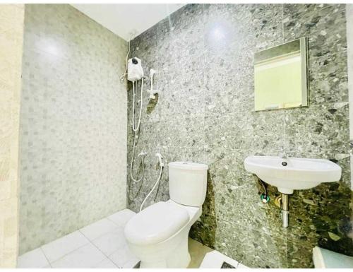 OYO 1008 Armond Bed And Breakfast tesisinde bir banyo