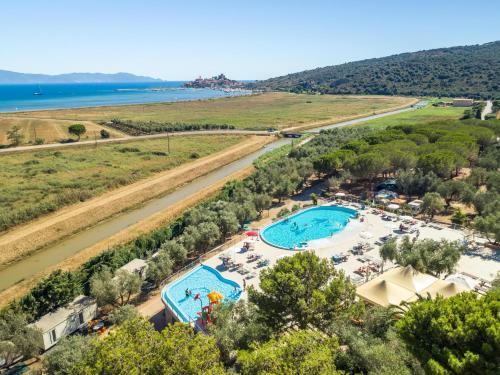 una vista aérea de un complejo con 2 piscinas en Gitavillage Talamone, en Talamone