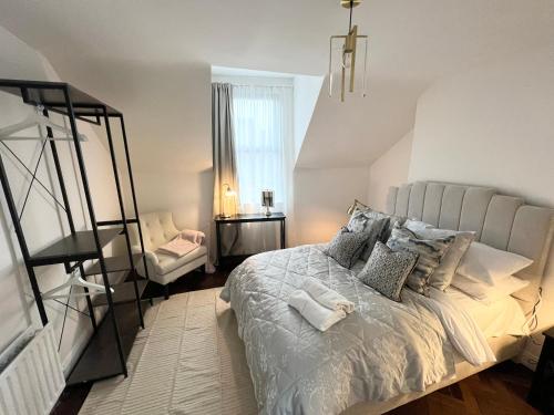 Voodi või voodid majutusasutuse Luxury Belfast Stay - Townhouse toas
