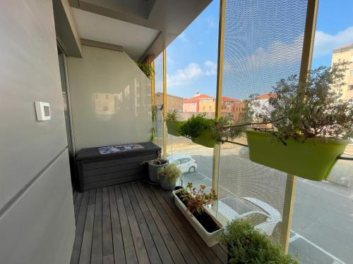 Luxury Apartment Port of Jaffaにあるバルコニーまたはテラス