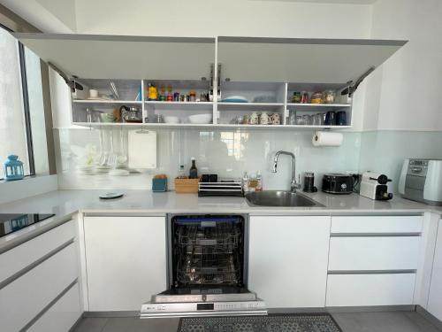 Luxury Apartment Port of Jaffaにあるキッチンまたは簡易キッチン
