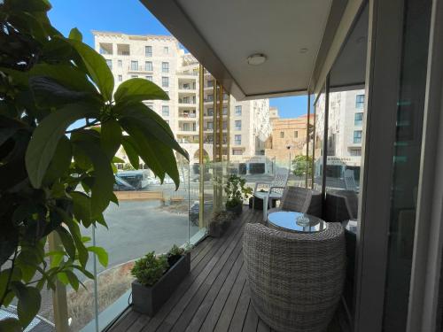 uma varanda com uma mesa e vista para um edifício em Luxury Apartment Port of Jaffa em Tel Aviv