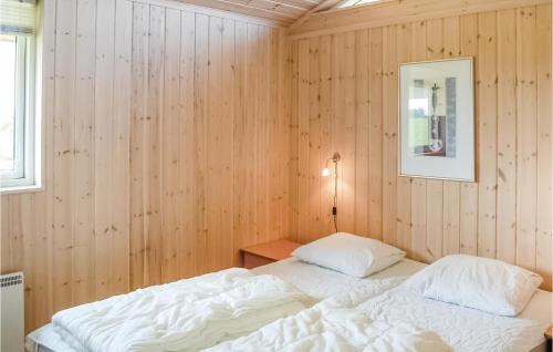 2 łóżka w pokoju z drewnianymi ścianami w obiekcie Beautiful Home In Brkop With Sauna w mieście Brejning