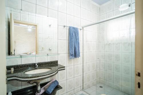 a bathroom with a sink and a mirror at Maravilhosa casa no Cond. fechado Morada da Praia in Boracéia