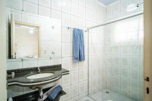 un baño con lavabo y espejo en Casa em condomínio fechado com piscina, en Boracéia