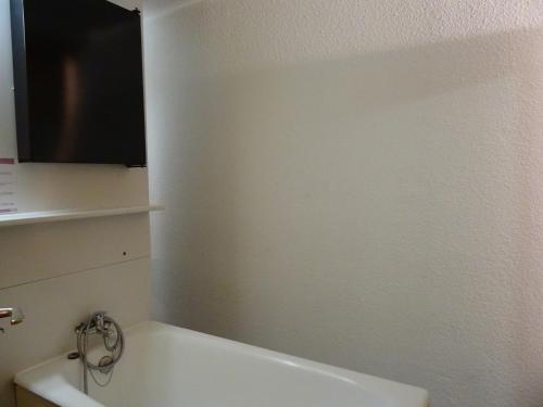 une salle de bain avec une baignoire blanche et un lavabo dans l'établissement Studio cosy 3 pers à Arc 1600 - Ski aux pieds, proche commerces, balcon Sud, parking et Wifi inclus - FR-1-411-421, à Arc 1600