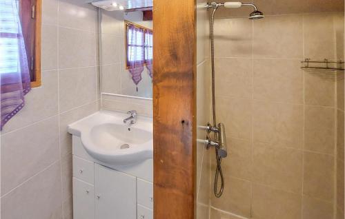 2 Bedroom Nice Home In Astéにあるバスルーム