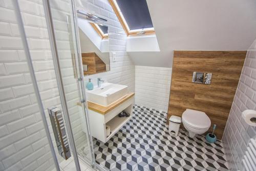 La salle de bains est pourvue d'un lavabo et de toilettes. dans l'établissement Berill Suites, à Sárvár