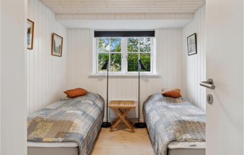 - 2 lits dans une chambre avec fenêtre dans l'établissement Awesome Home In Grsted With Wifi, à Græsted