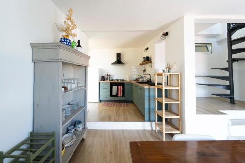 eine Küche und ein Wohnzimmer mit einer Treppe in einem Raum in der Unterkunft 100b - VILLA Ginestra, ampia Terrazza 120m2 vista mare, 3 camere da letto in Sestri Levante