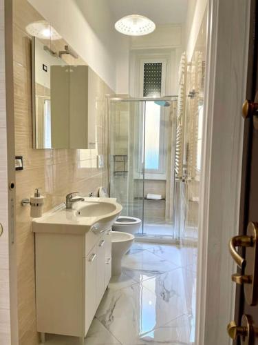 W łazience znajduje się umywalka, toaleta i prysznic. w obiekcie Guest House (15 min metro dal Duomo) w Mediolanie