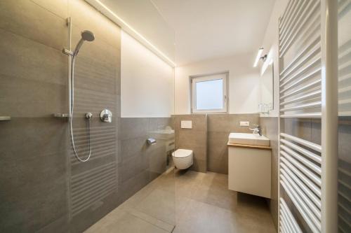 uma casa de banho com um chuveiro, um WC e um lavatório. em Ferienwohnung Lamm 4 em San Valentino alla Muta