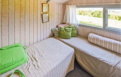 um pequeno quarto com uma cama e uma janela em Lovely Home In Asperup With Sauna em Asperup