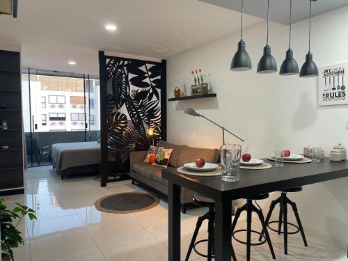 a living room with a table and a couch at Element by Elite, departamento de lujo in Santa Cruz de la Sierra