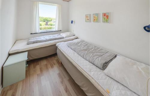 2 camas en una habitación con ventana en Nice Home In Sydals With Kitchen en Vollerup