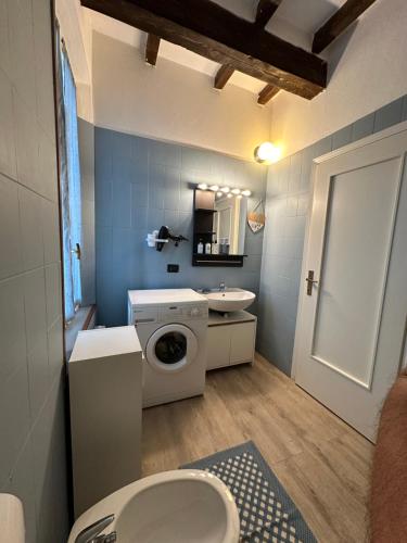 een badkamer met een wasmachine en een wastafel bij AOSTA 3 in Parma