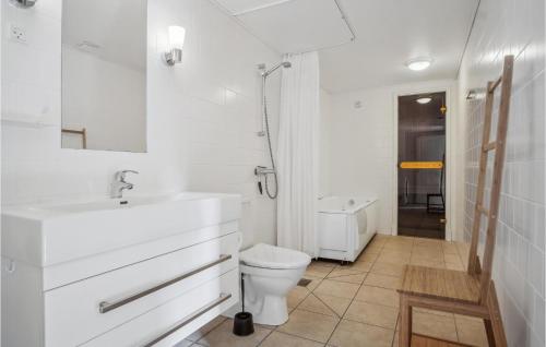 biała łazienka z umywalką i toaletą w obiekcie Amazing Home In Gjern With Kitchen w mieście Gjern