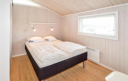 Postel nebo postele na pokoji v ubytování Beautiful Home In Hjrring With Kitchen