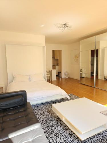 une chambre avec un lit et un canapé dans l'établissement Chez Pierre- Between City Hall and Saint Paul, à Paris