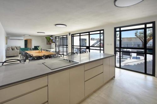 cocina grande con mesa y sala de estar en DreAm_ram, en H̱azon