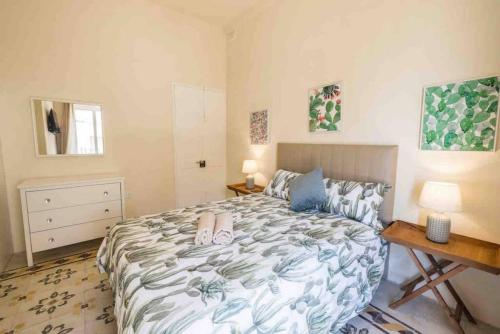 1 dormitorio con cama con chanclas en Birgu 3, en Cospicua