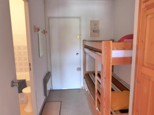 Cette chambre dispose d'un couloir avec des lits superposés. dans l'établissement Studio au cœur du Sauze, à Enchastrayes
