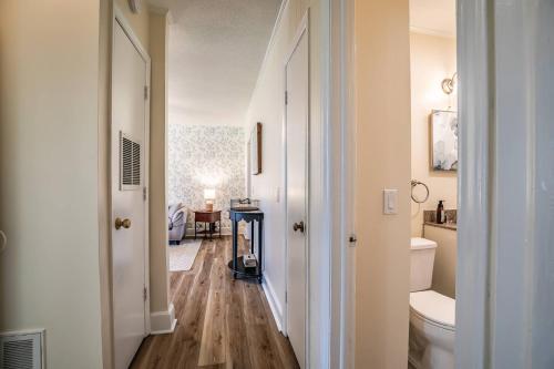 pasillo de un baño con aseo y lavabo en Port Royal 1721 Battery Park Drive, en Beaufort