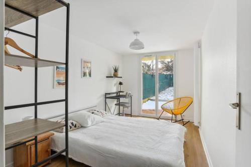 Schlafzimmer mit einem Bett, einem Schreibtisch und einem Stuhl in der Unterkunft Villa Botanique - Maison avec jardin in Villers-lès-Nancy