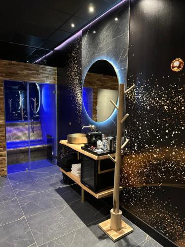 a bathroom with a mirror and a counter with a sink at City Spa Nijmegen in Nijmegen