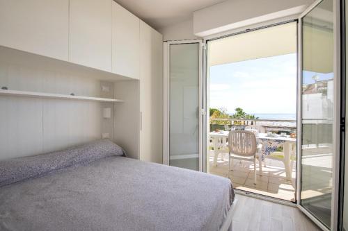 Un dormitorio con una cama y vista al mar. en Residence Brezza di Mare, en San Benedetto del Tronto