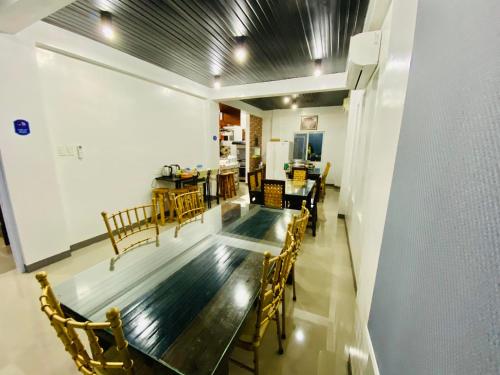 comedor con mesa y sillas en JL Valley Suites en Ciudad de Cauayán