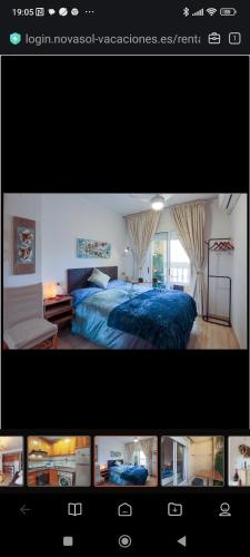 ein Bild eines Schlafzimmers mit einem blauen Bett in der Unterkunft LA DAMA in Torrevieja