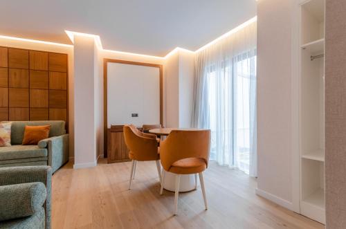 a living room with a table and chairs at Hotel Alvorada in Estoril