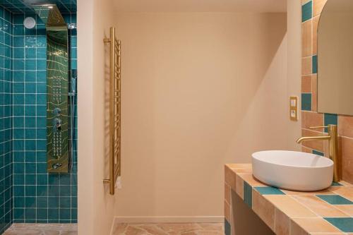 La salle de bains est pourvue d'un lavabo et d'une douche. dans l'établissement Branded New Loft Riviera Style - 8 guests - Vanves, à Vanves