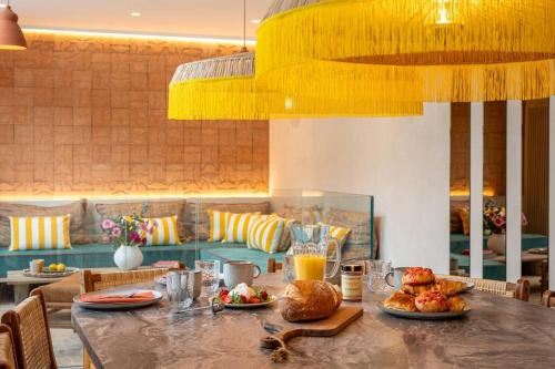 - une table avec de la nourriture et des boissons dans un restaurant dans l'établissement Branded New Loft Riviera Style - 8 guests - Vanves, à Vanves