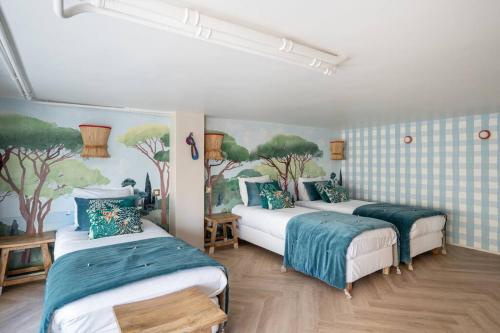 ein Schlafzimmer mit 2 Betten und einem Wandgemälde in der Unterkunft Branded New Loft Riviera Style - 8 guests - Vanves in Vanves