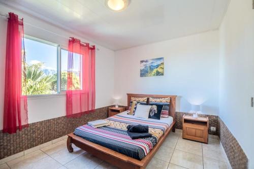 um quarto com uma cama e uma janela em La Kaz Isle Bourbon em Saint-Pierre