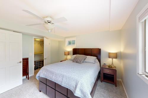 1 dormitorio con 1 cama y ventilador de techo en Maple Manor, en McHenry