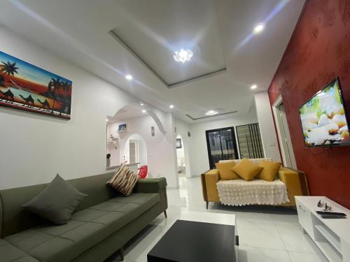 una sala de estar con un sofá y una mesa en Villa Maria & Nour, en Awlād ‘Umar