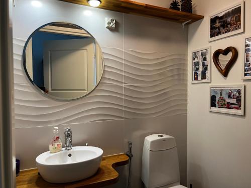 uma casa de banho com um lavatório e um espelho na parede em Moonloft@VillaSolbacka em Inkoo