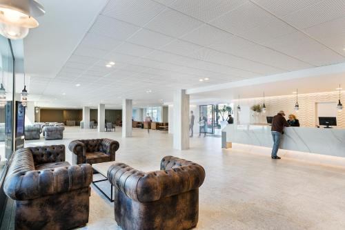 eine Lobby mit Sofas und Stühlen in einem Gebäude in der Unterkunft Hotel Best Maritim in Cambrils