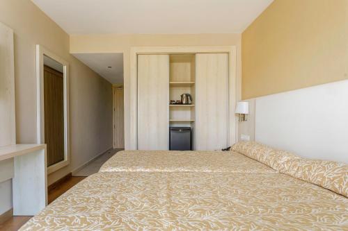 a bedroom with a large bed in a room at Hotel Best Maritim in Cambrils