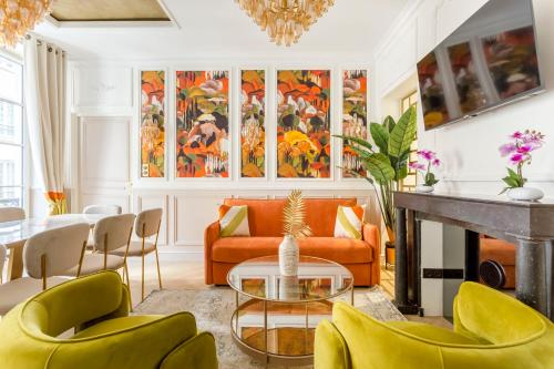 - un salon avec des chaises jaunes et une table dans l'établissement Luxury 6 Bedroom 3 Bathroom Louvre Champs Elysees, à Paris