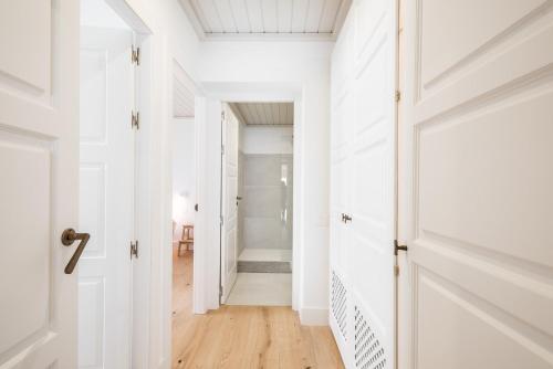 a hallway with white walls and a door at Egua by Totiaran in Naut Aran