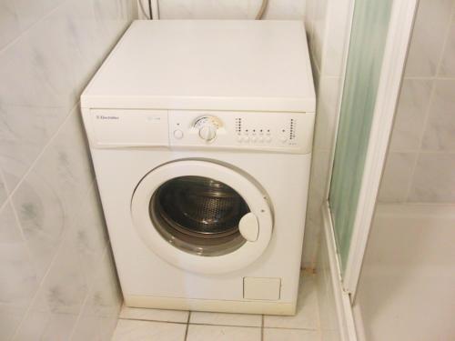 y baño con lavadora y secadora blancas. en Apartamenty Zabrze, en Zabrze