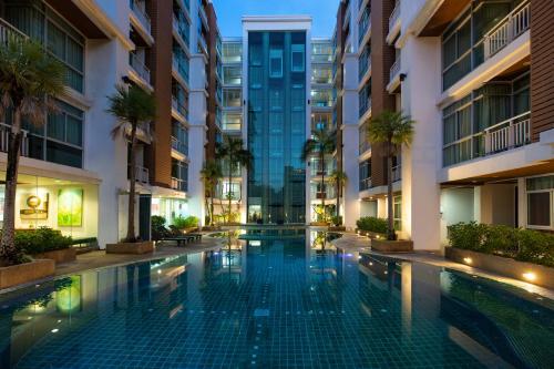 - une piscine au milieu d'un bâtiment dans l'établissement iCheck inn Residences Patong, à Patong Beach