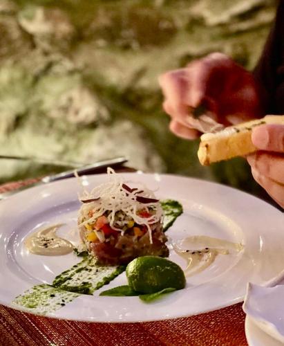 a person eating a plate of food on a table at El Refugio La Brisa del Diablo in Valle Hornito
